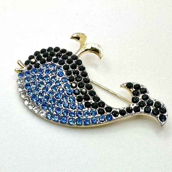 NWOT - Sparkling Blue Rhinestone Whale Brooch - Picture 3 of 9